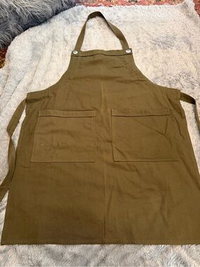 Tag Olive Green Utility Apron with Pockets NWOT